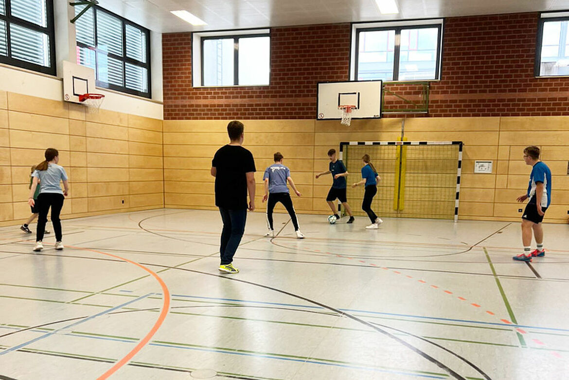 Jugendliche am Fußball spielen