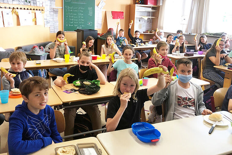 Eine Schulklasse beim gemeinsamen Frühstück