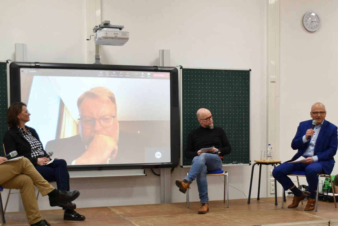 Bild einer Podiumsdiskussion bei der Vernissage