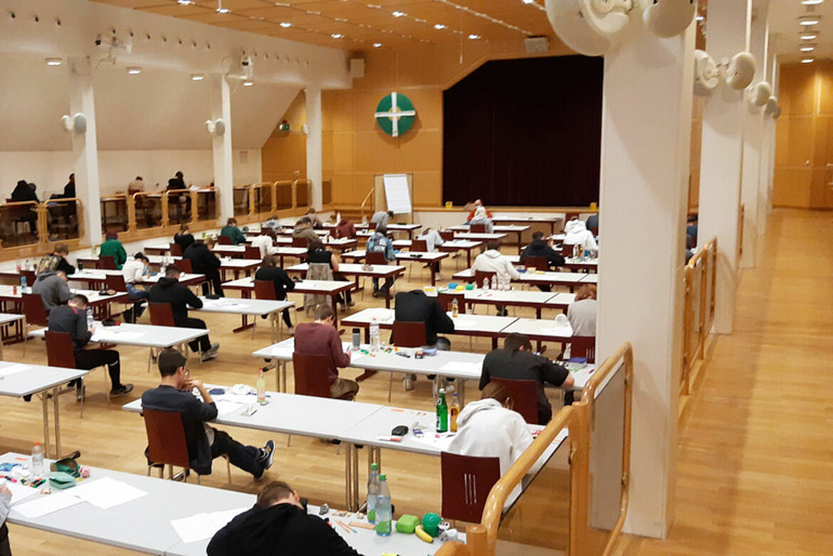 Ein Bild von Schüler:innen beim Schreiben des Deutsch Abiturs